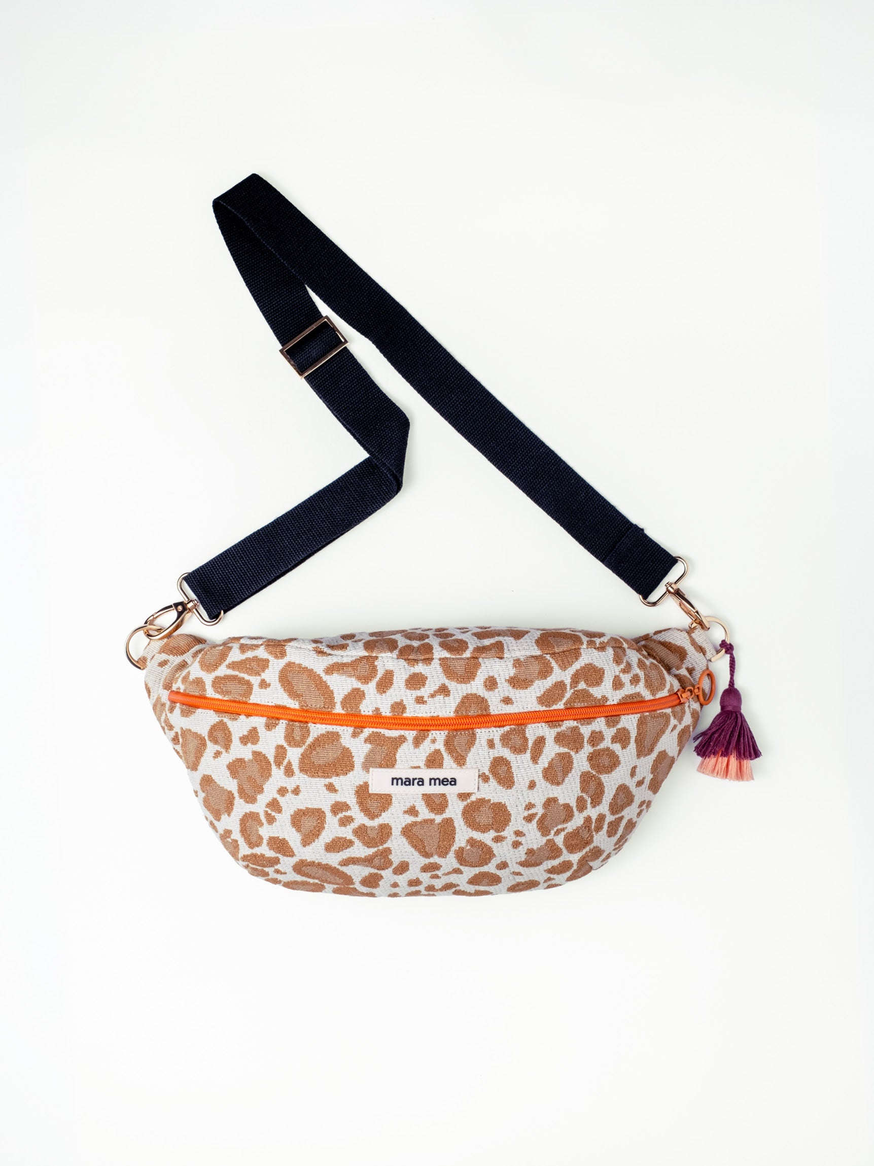 Beige-Braune Leoparden Crossbody Bag mit schwarzem Gurt, goldenen Details, einem orangenen Reißverschluss und einem zweifarbigen Quastendetail