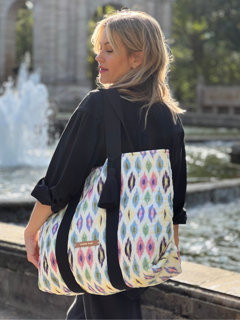 Großer Shopper von mara mea mit stylischem bunten Muster und schwarzen Tragegurten. Aus Baumwolle und Leinen und mit schwarzer Deko-Quaste.