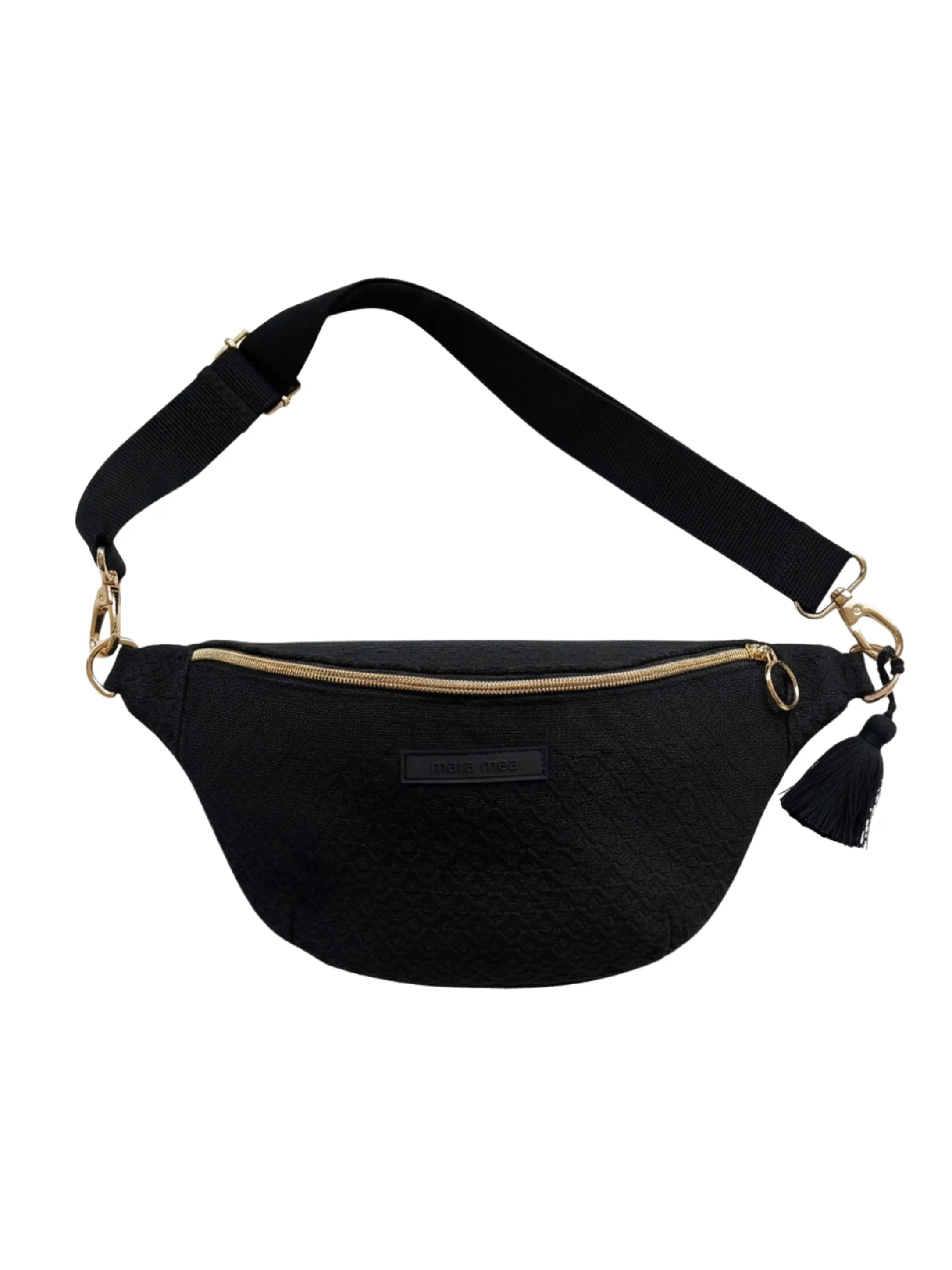Schwarze Bauchtasche von mara mea aus strukturiertem Stoff mit goldener Hardware.