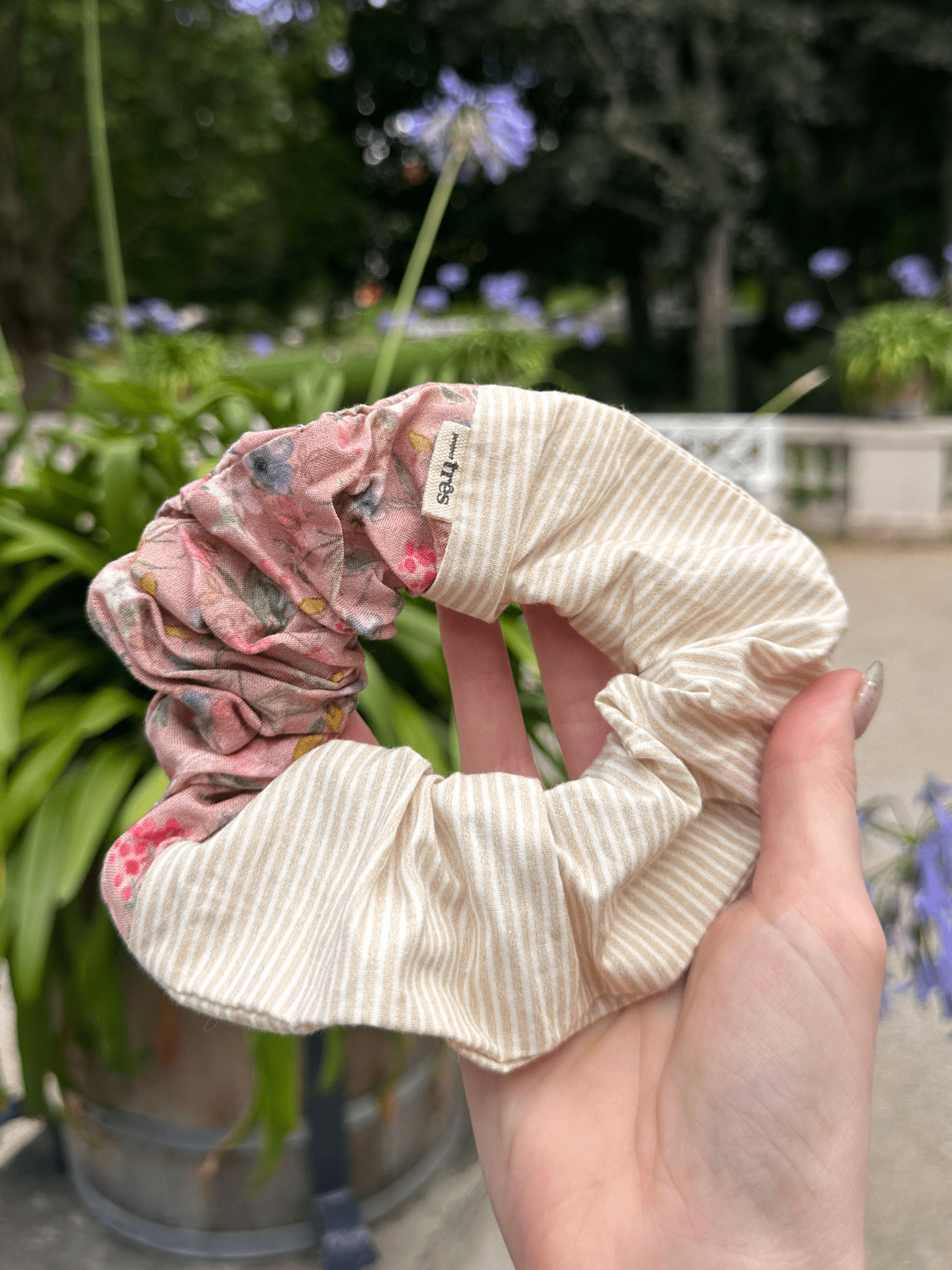 Bicolor Scrunchie mara mea x Project Três I Floral/Streifen