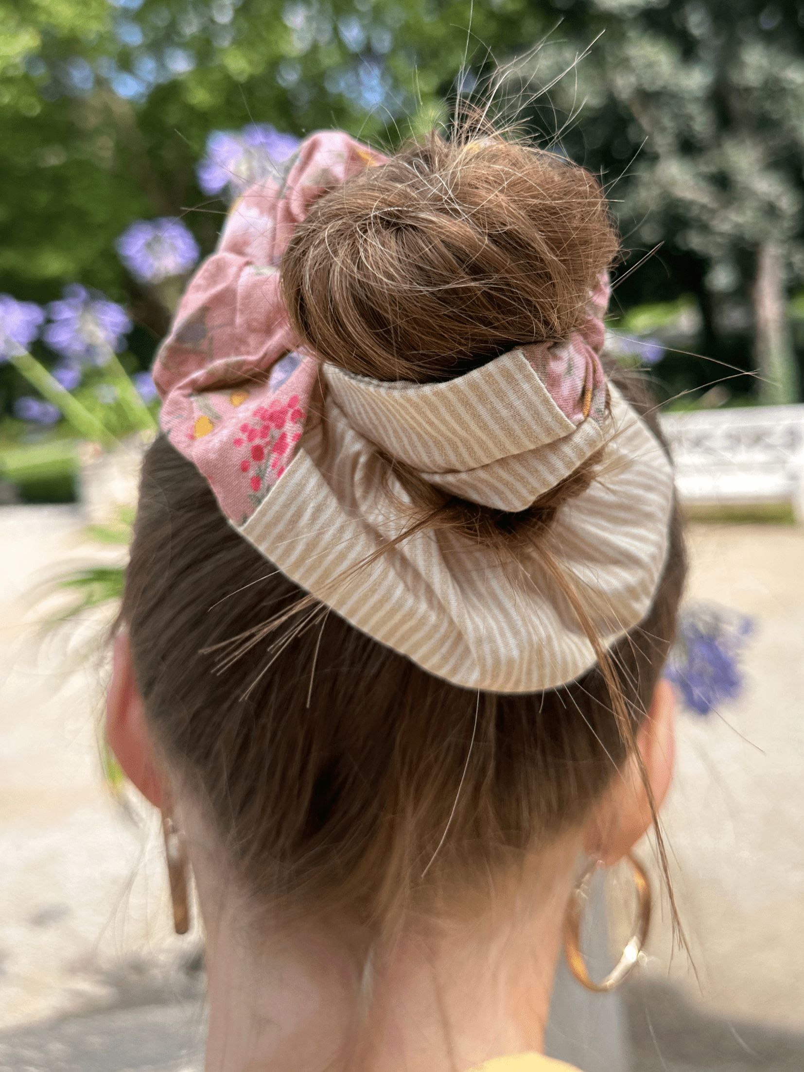 Bicolor Scrunchie mara mea x Project Três I Floral/Streifen