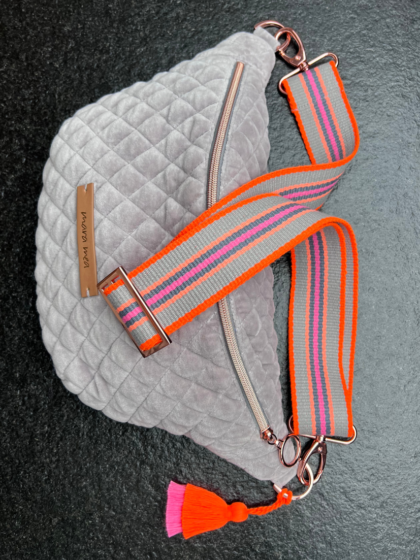 Extra Tragegurt mit knalligen Streifen in neon-orange, pink und grau an Midi-Bumbag in Grau aus abgestepptem Samt.