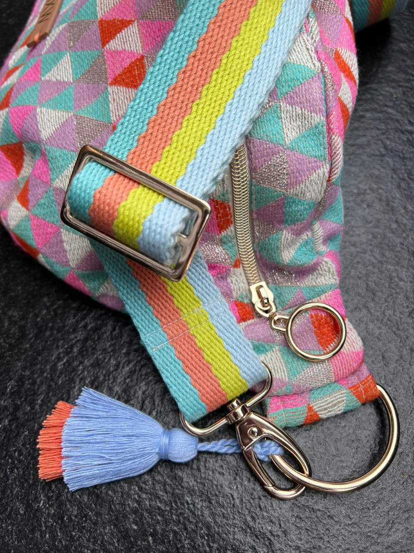 Bunte Bauchtasche mit goldenen Details und buntem Tragegurt