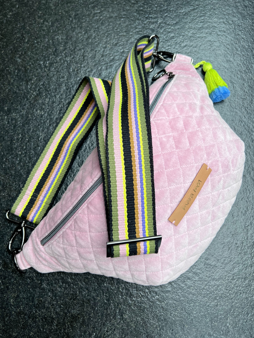 Extra Taschengurt mit farbigen Streifen passend auch zur mara mea Midi Bumbag in rose aus abgestepptem Samt.