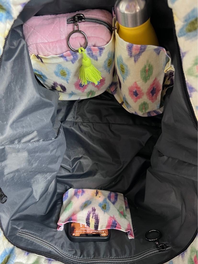Geöffnete Ansicht des bunt gemustertem Shopper von mara mea. Drei weitere farblich passende Innentaschen auf abwischbarem Inlet.
