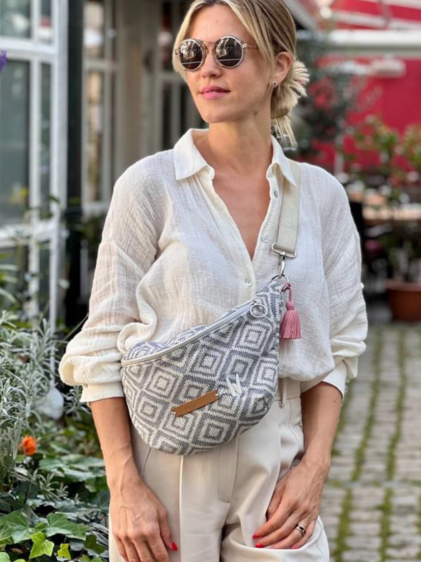 Midi Umhängetasche in graublau von mara mea und Wolke Hegenbartn