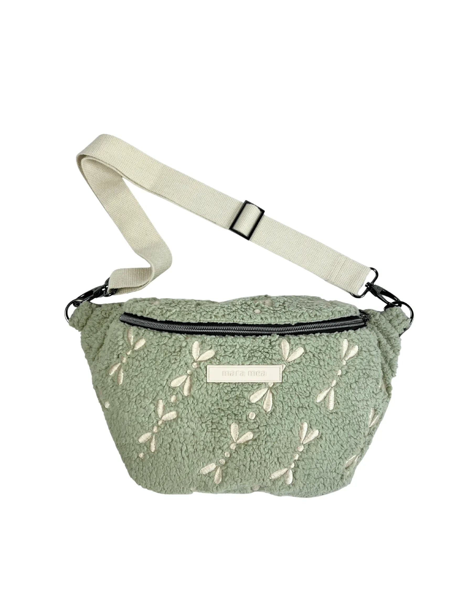 Midi Bum Bag aus Salbei farbenem Teddy Stoff mit Emblem Stickerei in Beige.