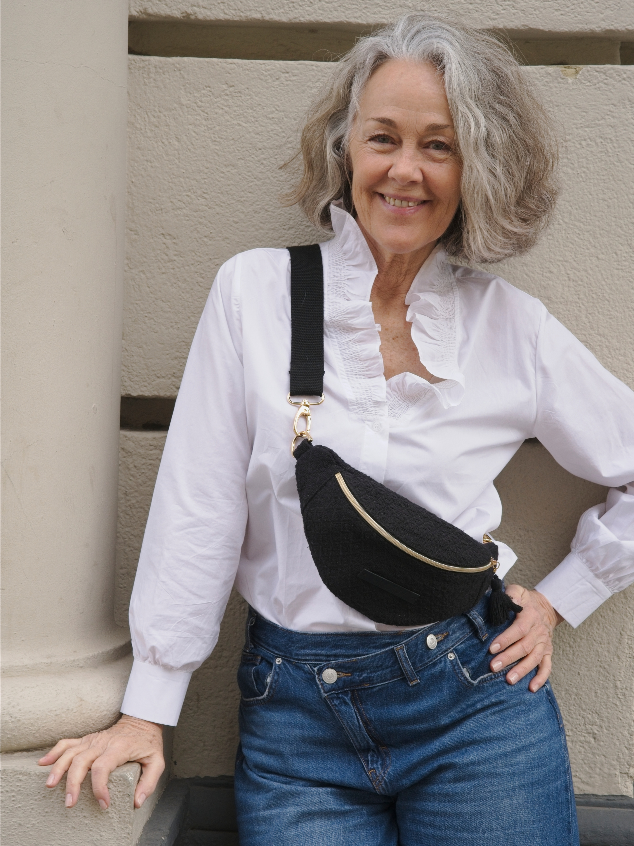 Mini Bum Bag dance fever aus schwarz gewebtem Stoff.