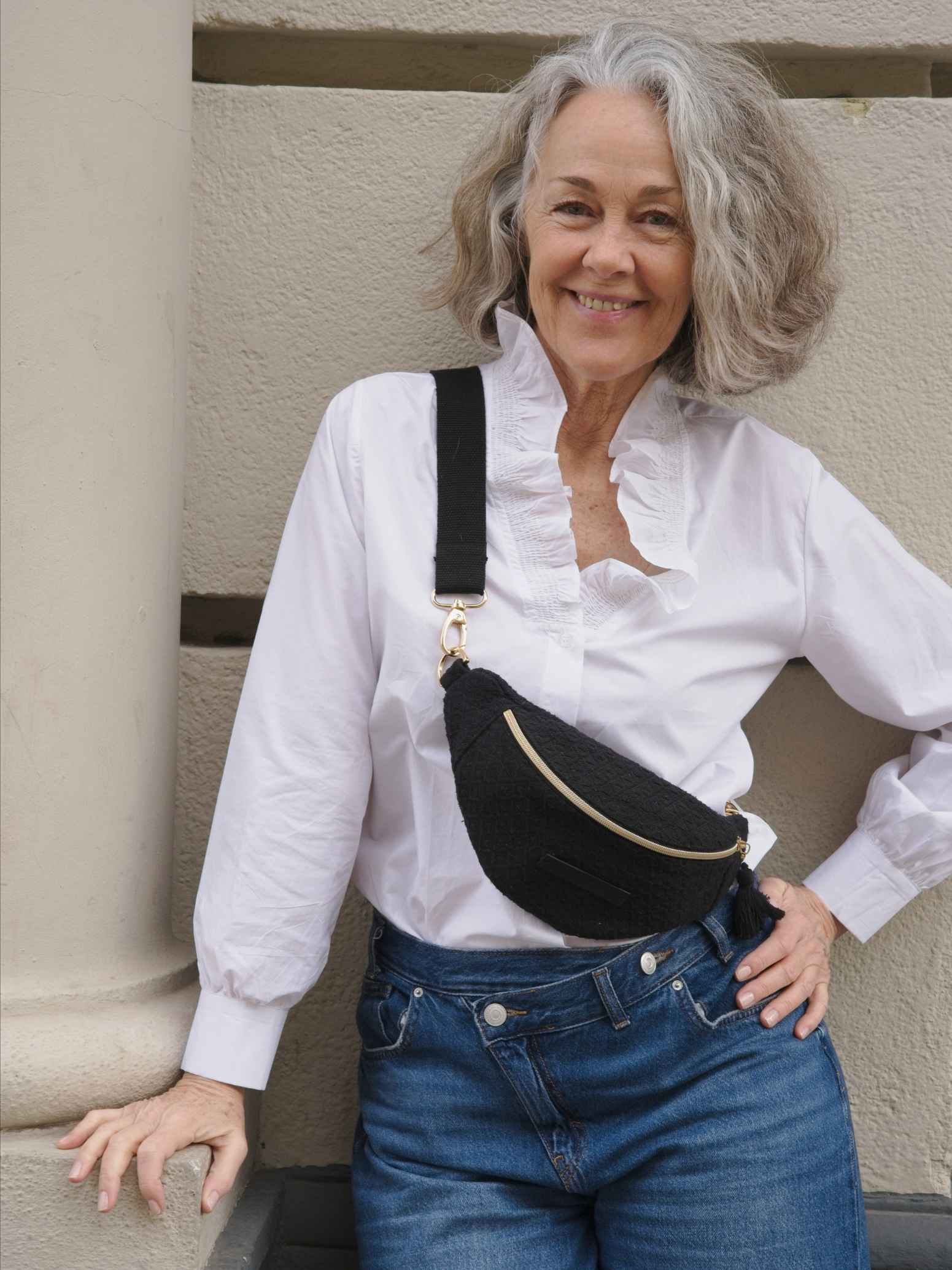 Mini Bum Bag aus schwarzem gewebtem Stoff an älterem Modell.