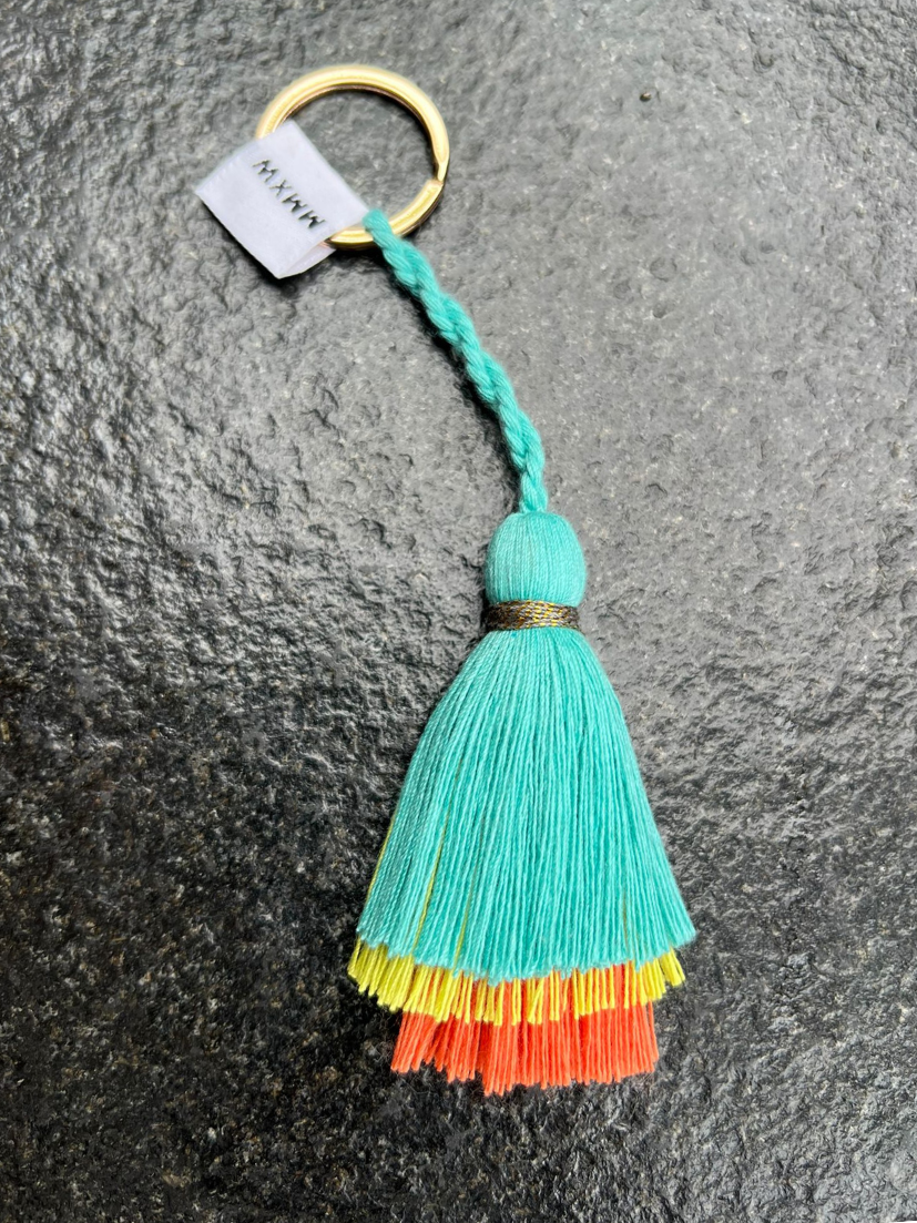 Der Schlüsselanhänger mit Dreifachquaste in Neongelb, Türkis und Koralle ist das ideale Geburtstagsgeschenk.