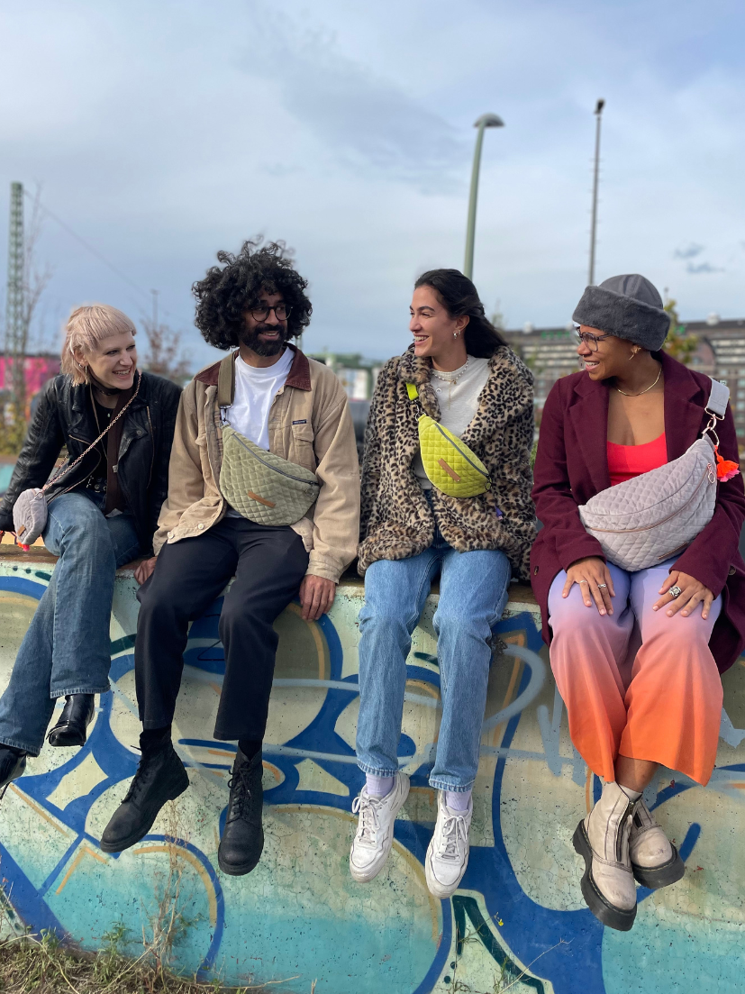 Mix an Models, die die mara mea Bumbags in unterschiedlichen Größen und Farben tragen.