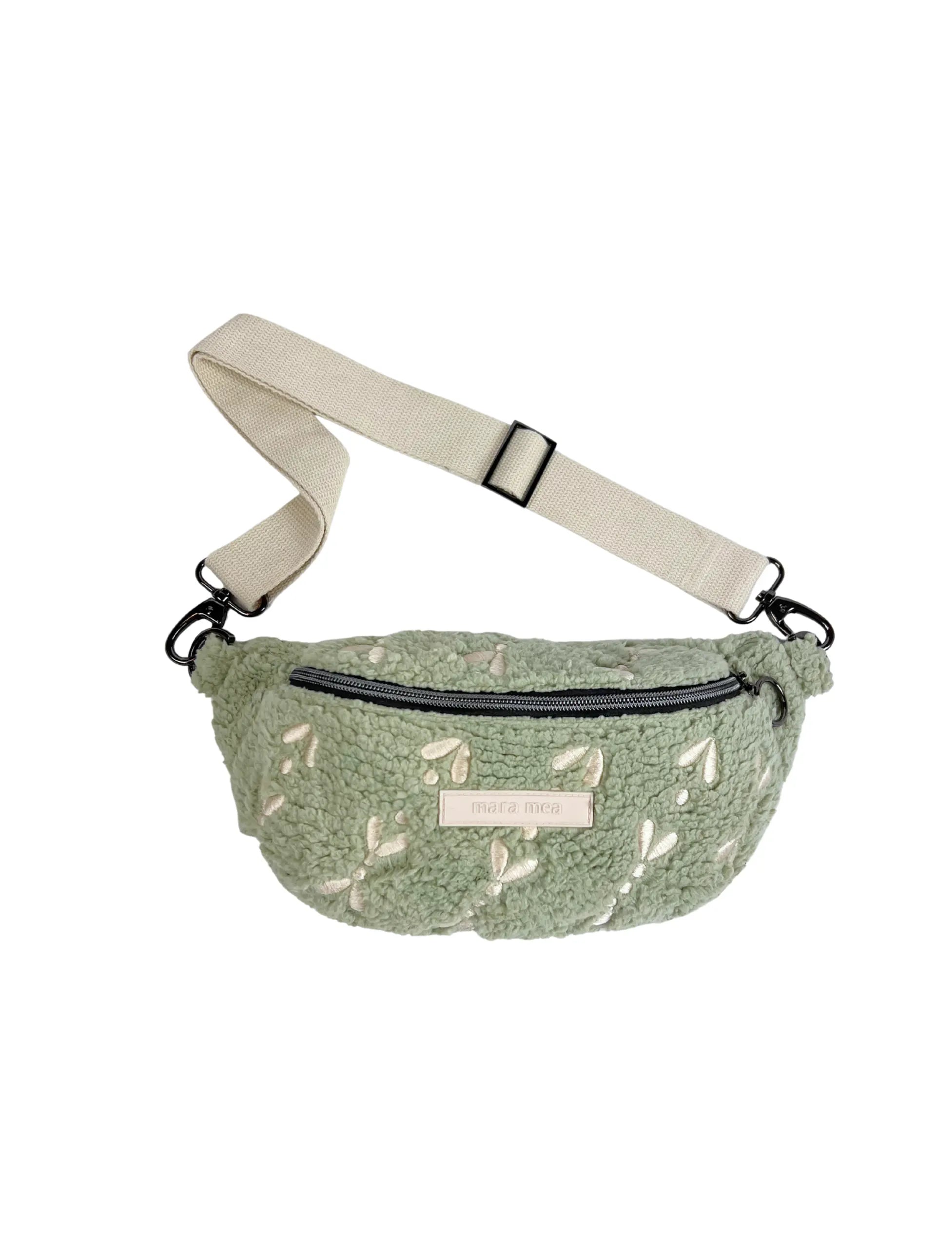 Salbeigrüne Mini Bum Bag aus Teddystoff mit gestickten Emblemen.
