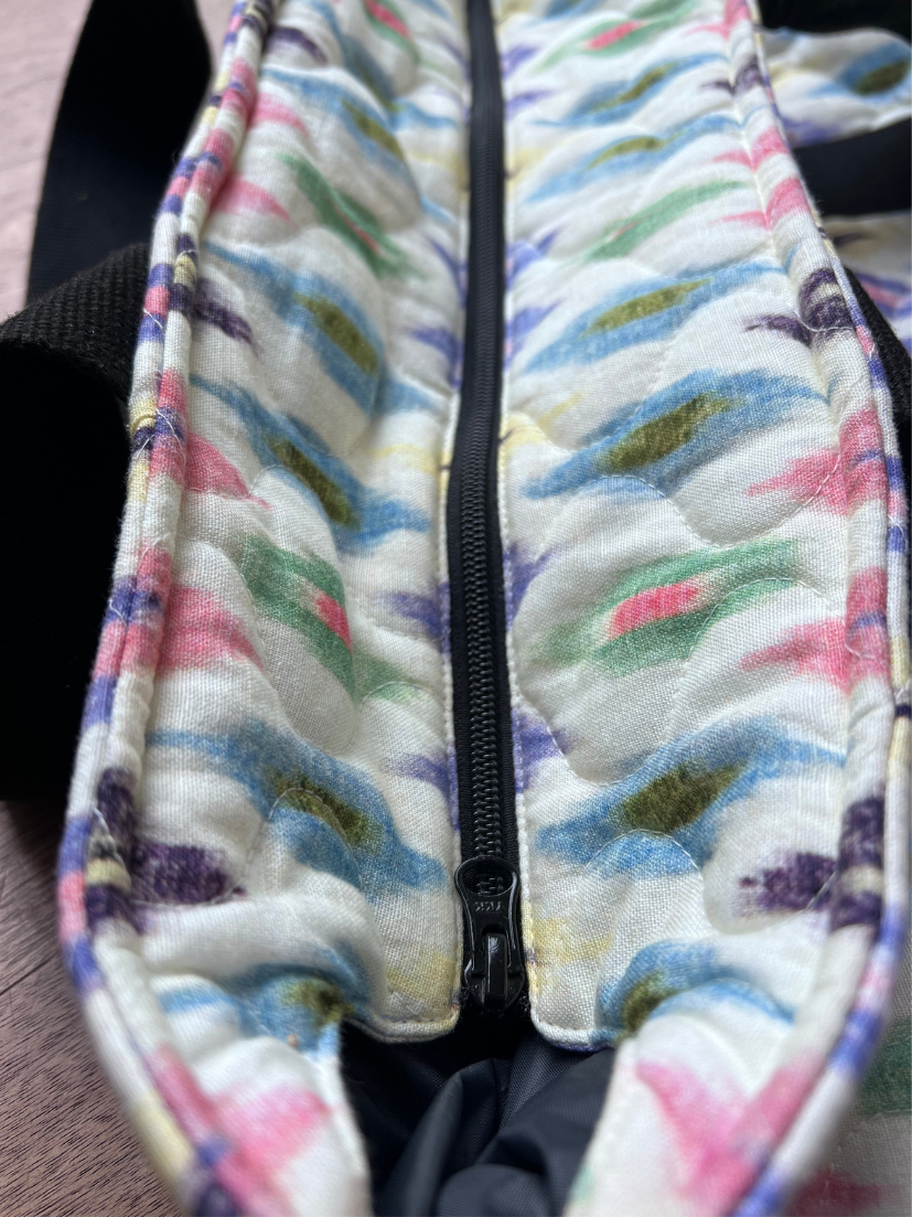 Detailaufnahme von Reißverschluss der großen bunt gemusterten Shopper-Bag von mara mea.
