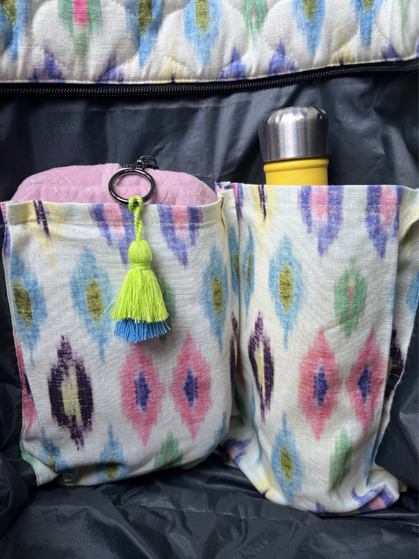 Ansicht der Innentaschen vom großen bunt gemusterten mara mea Shopper. Innentaschen in passendem Stoff auf abwischbaren Innenmaterial.