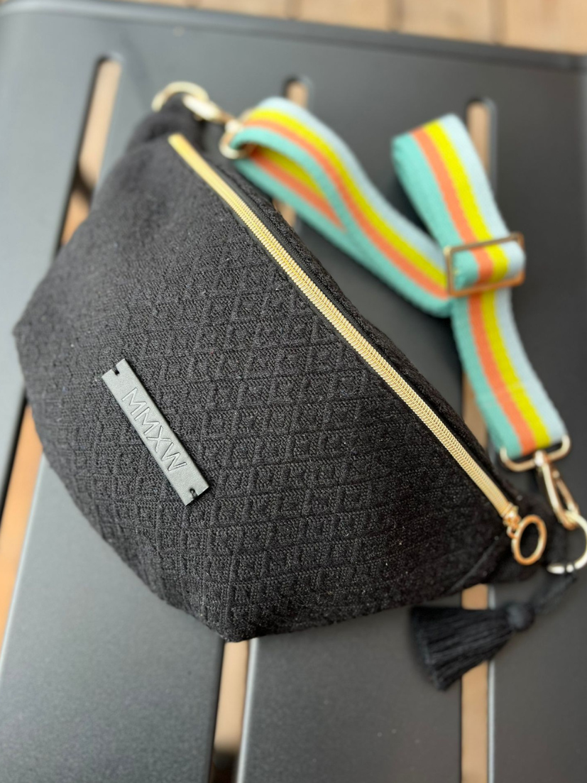 Schwarze Bauchtasche von mara mea und Wolke Hegenbarth und buntem Neon Taschengurt