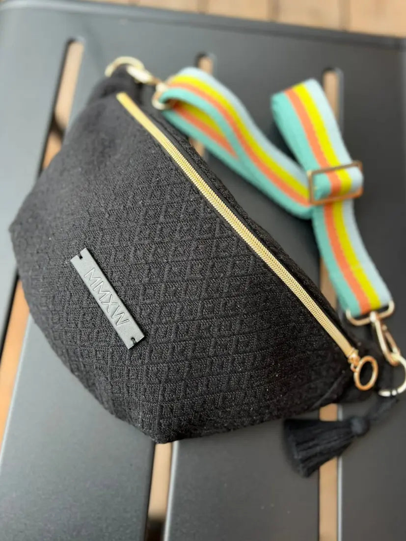 Schwarze Bauchtasche von mara mea und Wolke Hegenbarth und buntem Neon Taschengurt