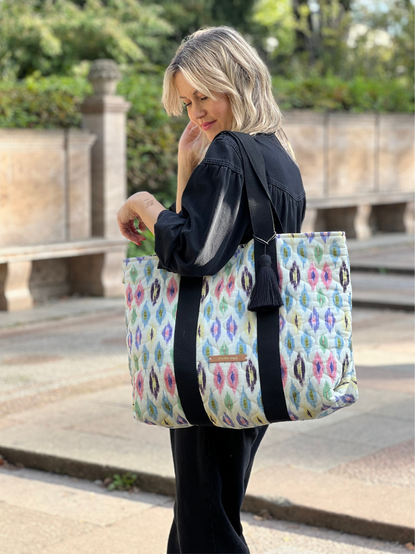 Großer Shopper von mara mea mit stylischem bunten Muster und schwarzen Tragegurten. Aus Baumwolle und Leinen.