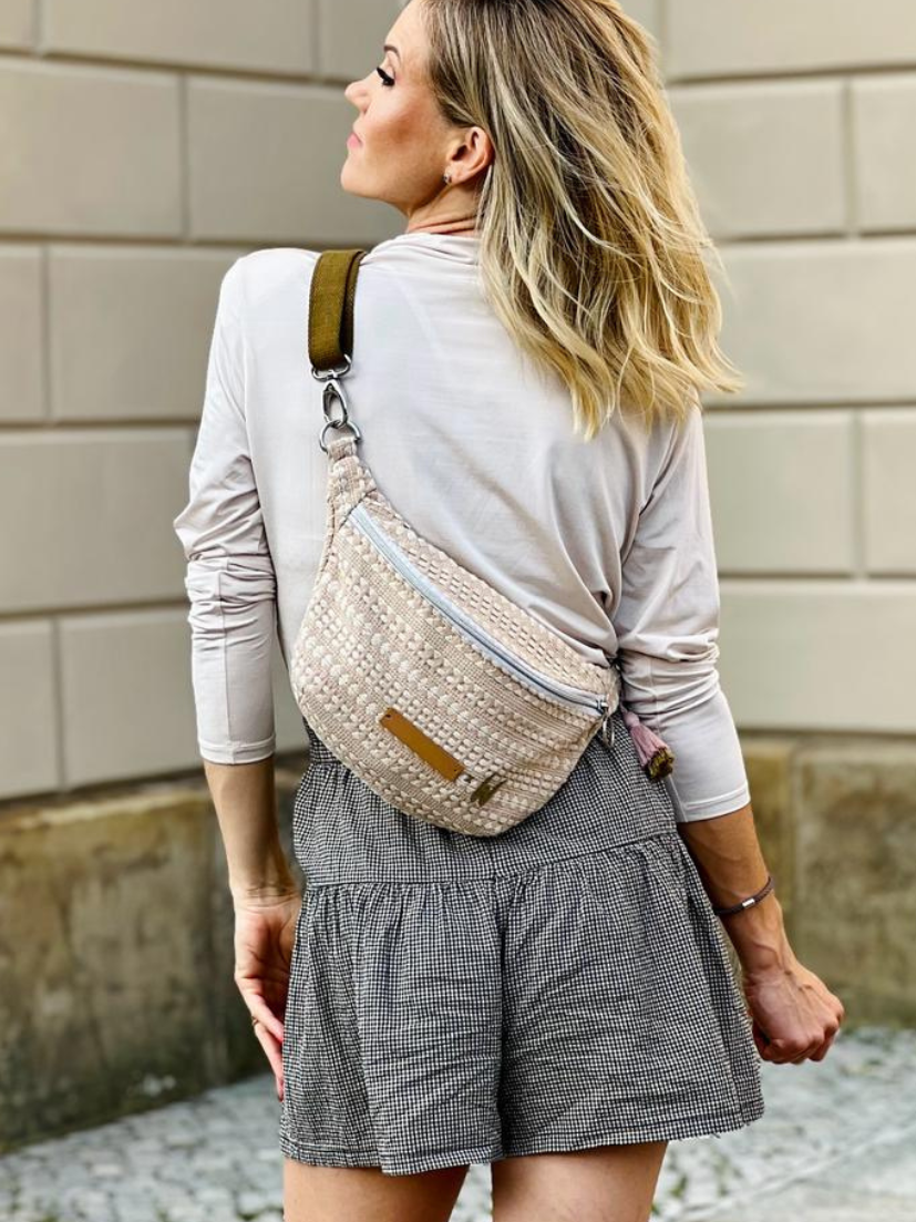 mara mea x Wolke Hegenbarth Crossbodybag und Tasche in Beige und Olive