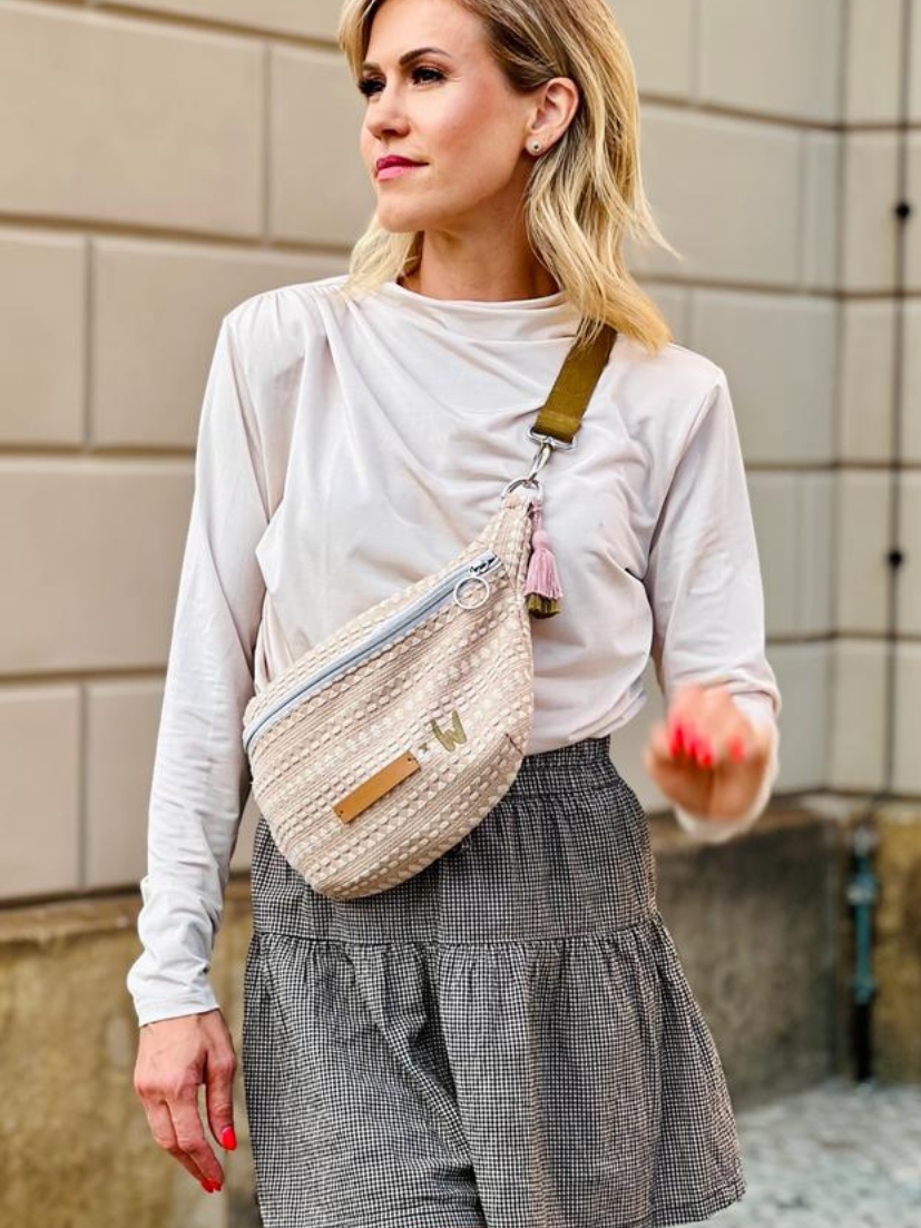 Umhängetasche in Beige und Olive mit Quaste und Trendmuster