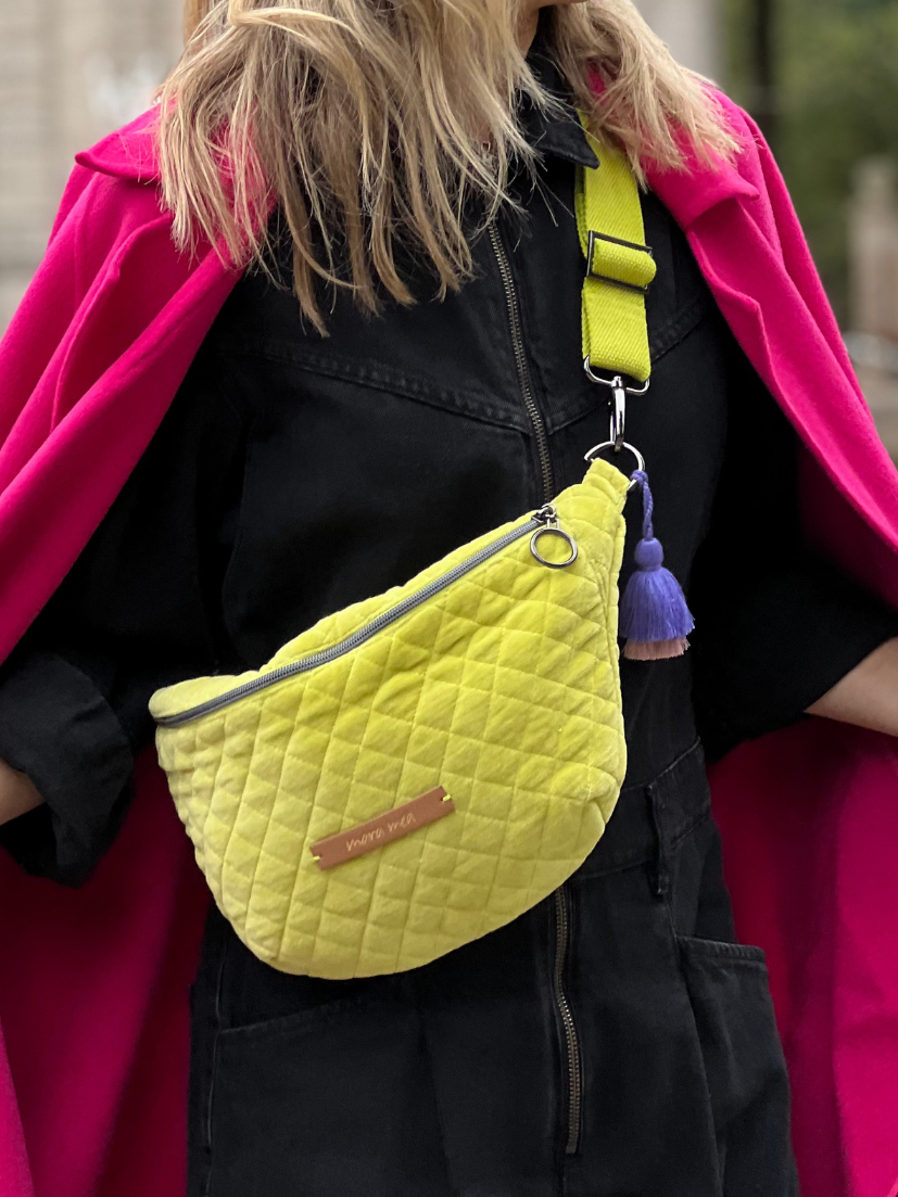 Midi Bumbag in limetten-grün aus gestepptem Samtstoff mit mara mea Brand Aufnäher und lila/rosa Quaste.
