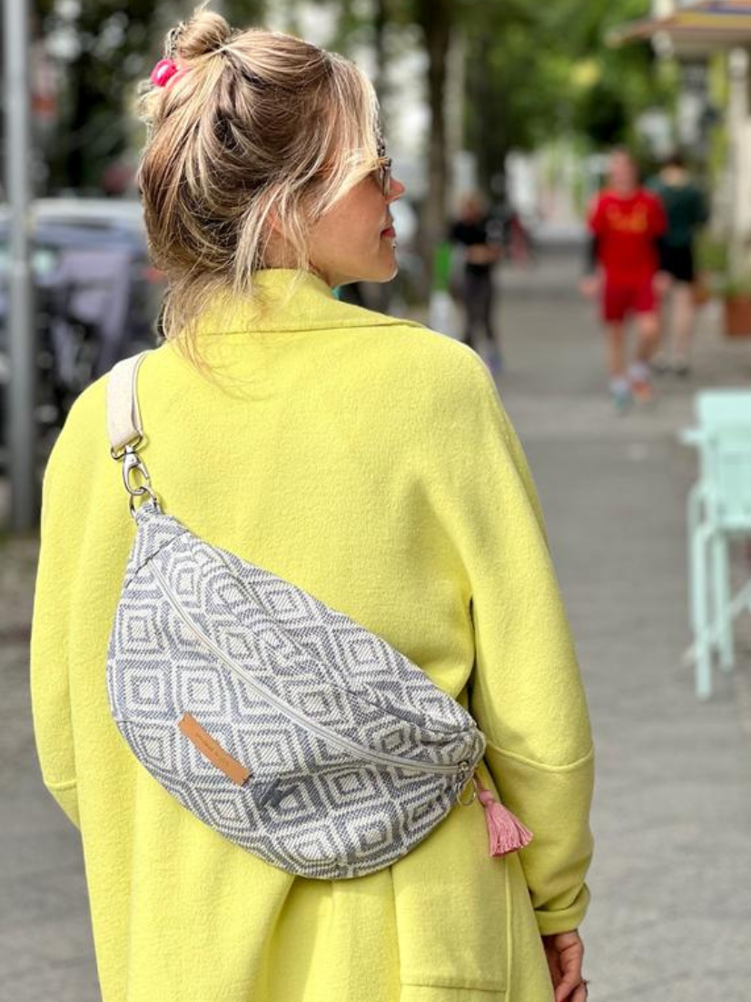 Große Umhängebauchtasche in blaugrau und creme