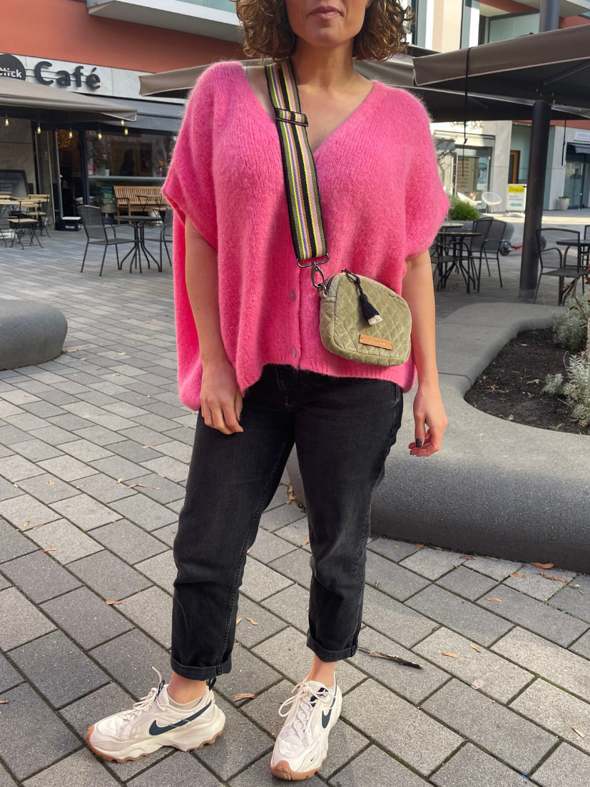 Bunter passender extra Tragegurt an der olivegrünen Crossbody-Bag an Model.
