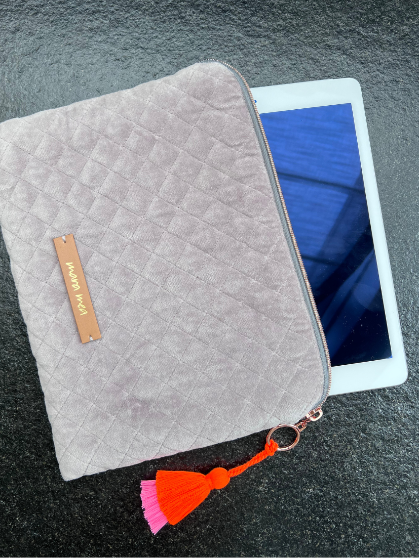 Tablet bag / clutch key note in grey
