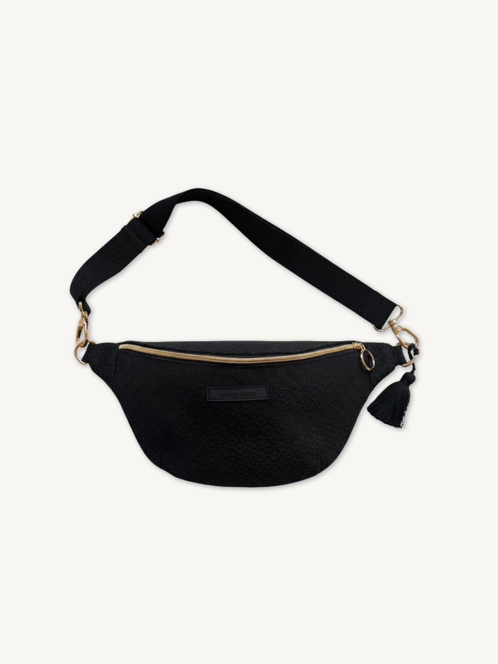 Schwarze Bauchtasche von mara mea aus strukturiertem Stoff mit goldener Hardware.