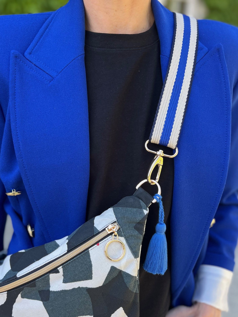 Blau-weißer Extra Tragegurt passend zu den mara mea Bumbags.