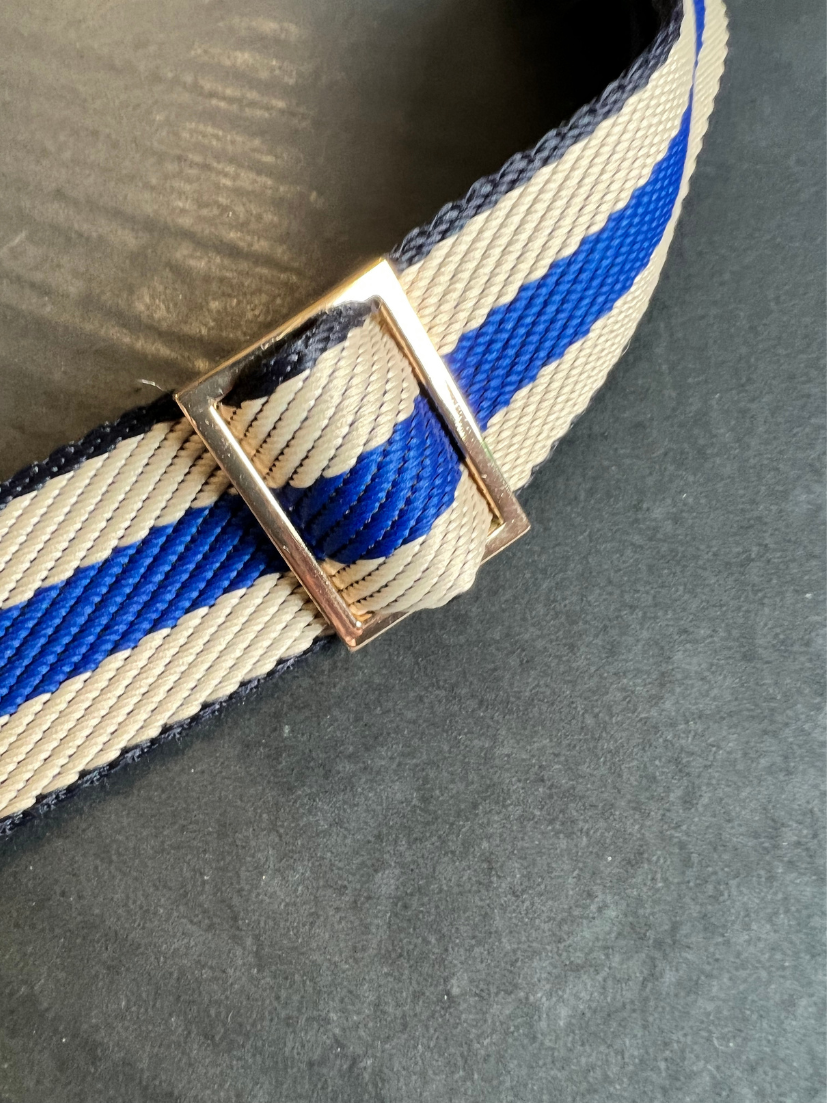 Detailaufnahme von goldener Schnalle vom Extra-Tragegurt in blau-weiß von mara mea.