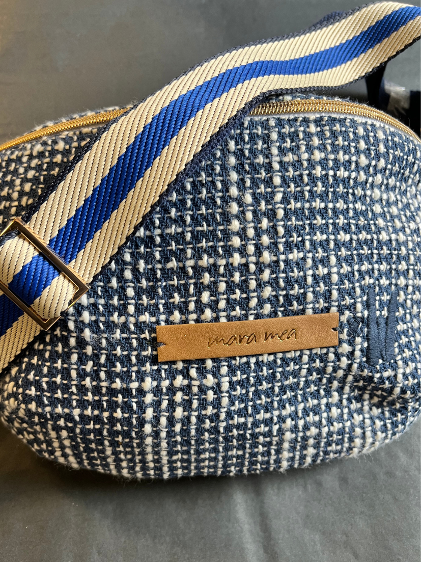 Blau-weißer Extra-Tragegurt in Kombination mit mara mea blau-weißer Midi-Bumbag.