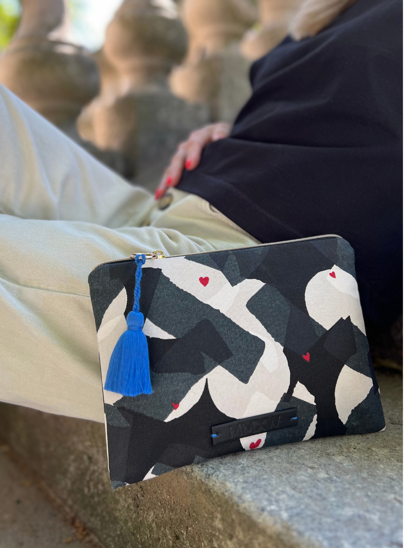 Clutch let's kiss with pattern print in black/white