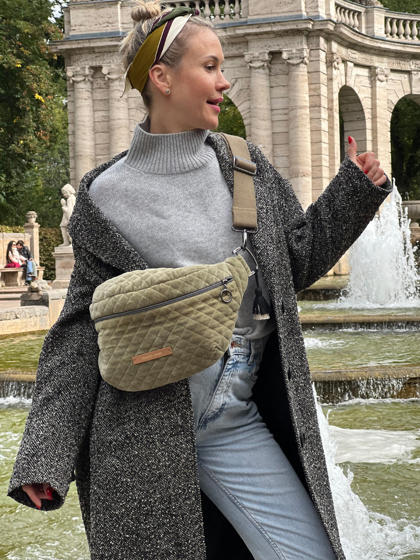 Maxi Bumbag in olivgrünem abgestepptem Samtstoff mit passendem breiten Tragegurt und weiß/schwarzer Zierquaste. Ideal für Herbst und Winter.