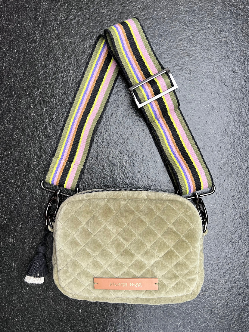Extra Taschengurt mit bunten Streifen an der olivegrünen samtigen mara mea Crossbody bag.