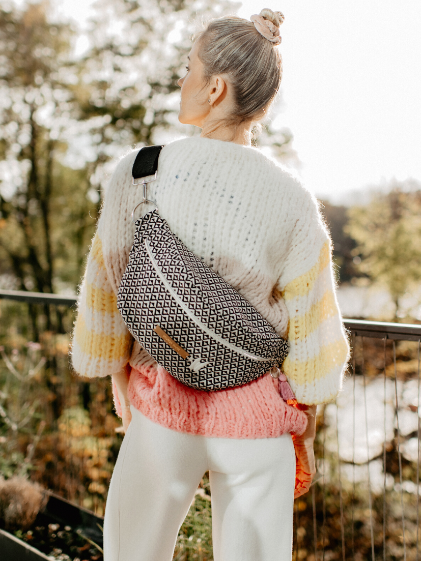 Maxi Bum Bag in schwarz weiß von mara mea und Wolke Hegenbarth fürs Reisen