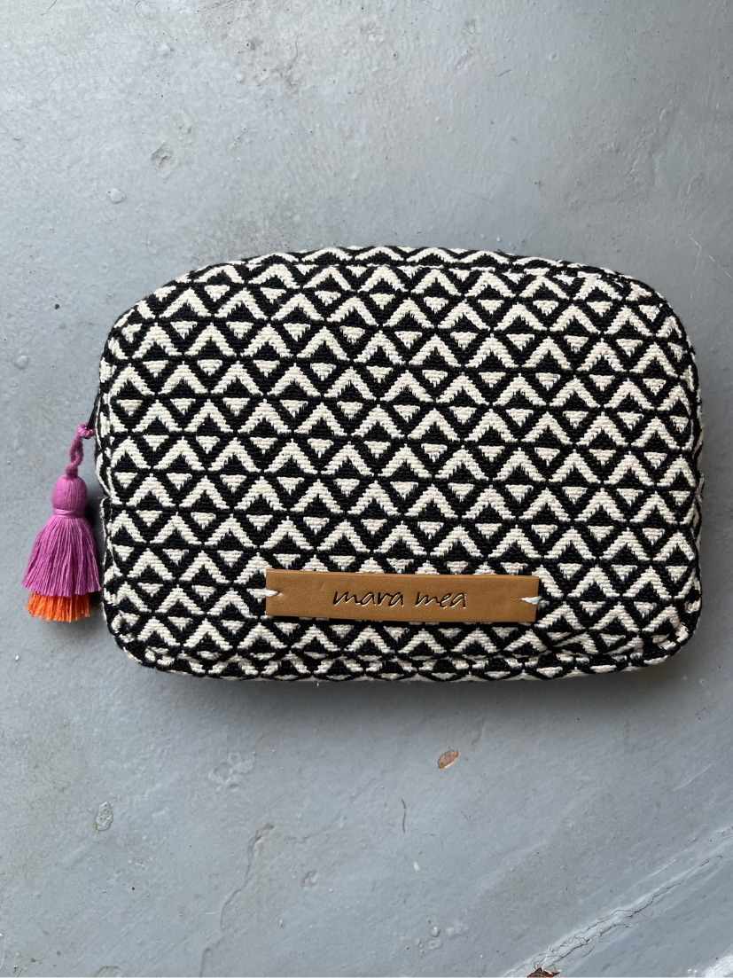 SAMPLE SALE I Cosmetic bag beautified in black/white patterned I non-returnable