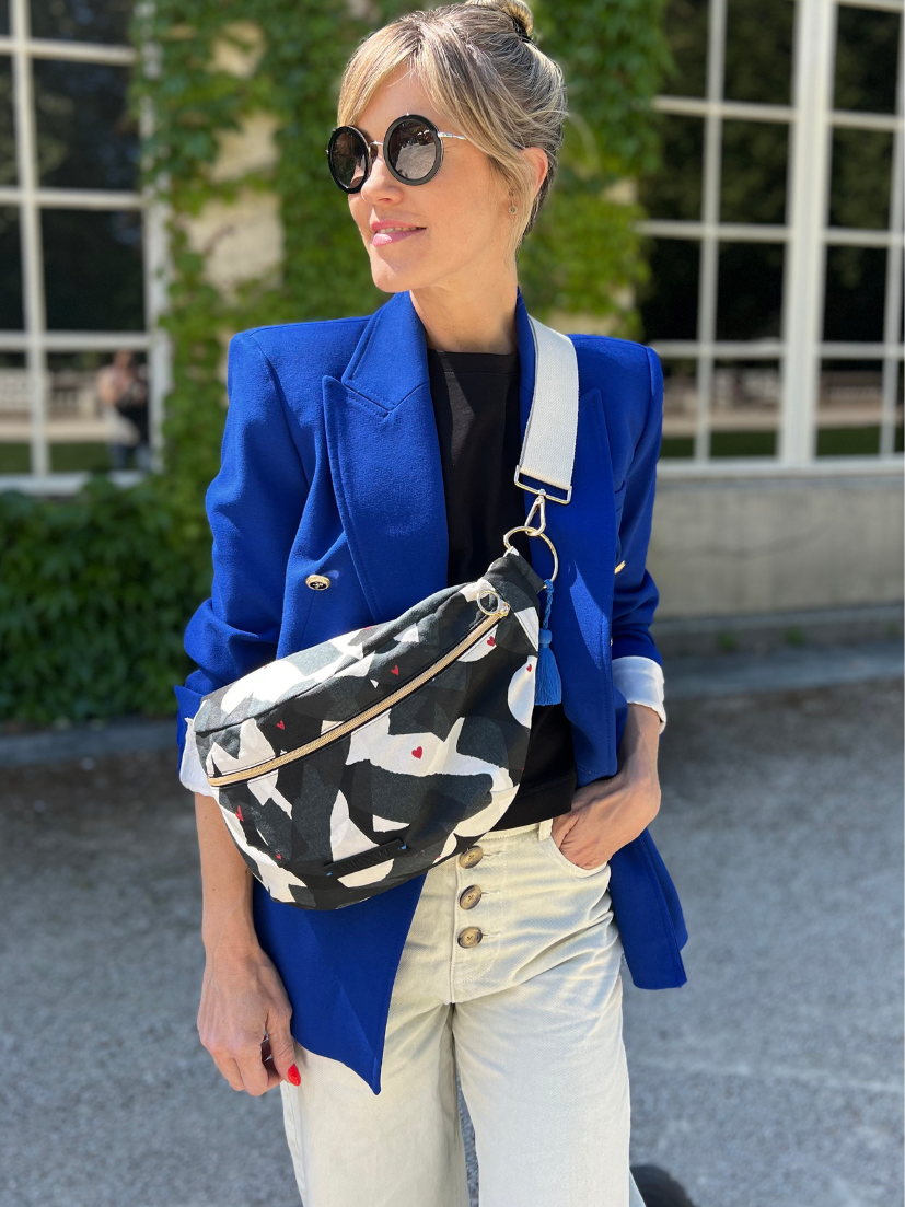 schwarz weiß gemusterte Bauchtaschen mit kleinen roten Herzen Print und breitem weißen Umhängegurt