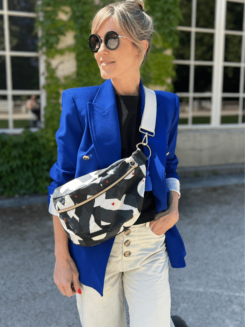 schwarz weiß gemusterte Bauchtaschen mit kleinen roten Herzen Print und breitem weißen Umhängegurt