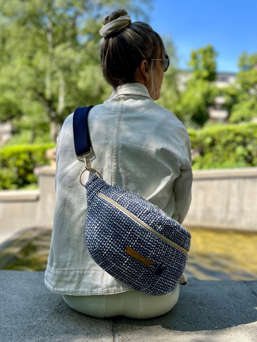 Maxi Bumbag in blau-weiß gemustertem Stoff mit goldenen Details und Reißverschluss.