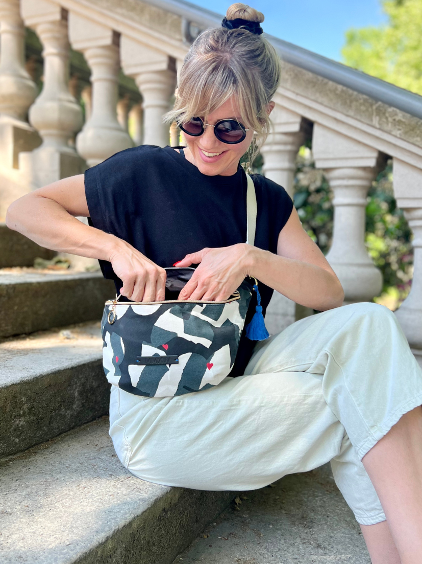 Midi Bumbag Tasche mit Print in Schwarz/Weiß/Grau