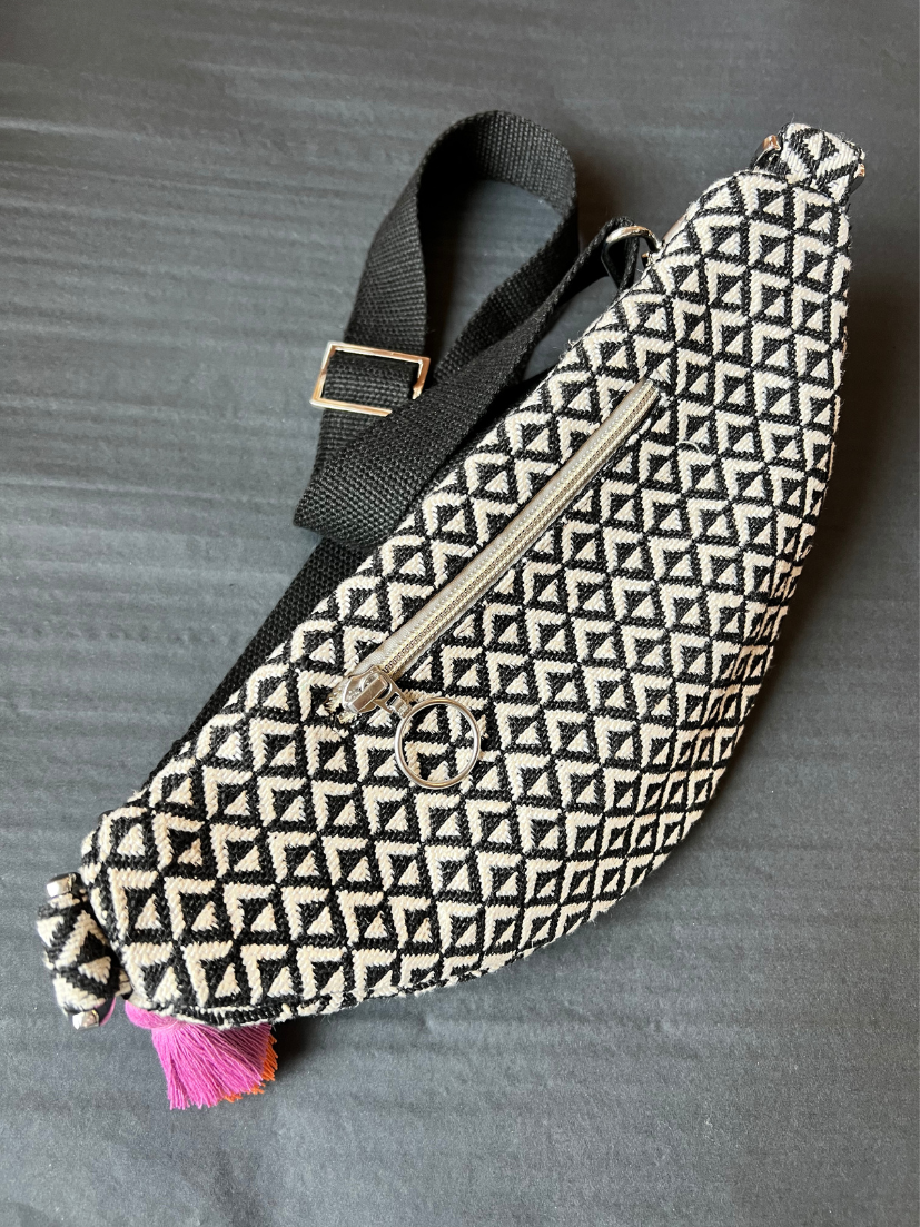 Rückansicht der mara mea Mini Bumbag mit kleinem Rückfach mit Reißverschluss.