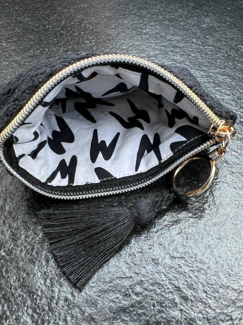 Svhwarzer Mini Geldbeutel mit schwarz weißem Futterprint und goldenen Details