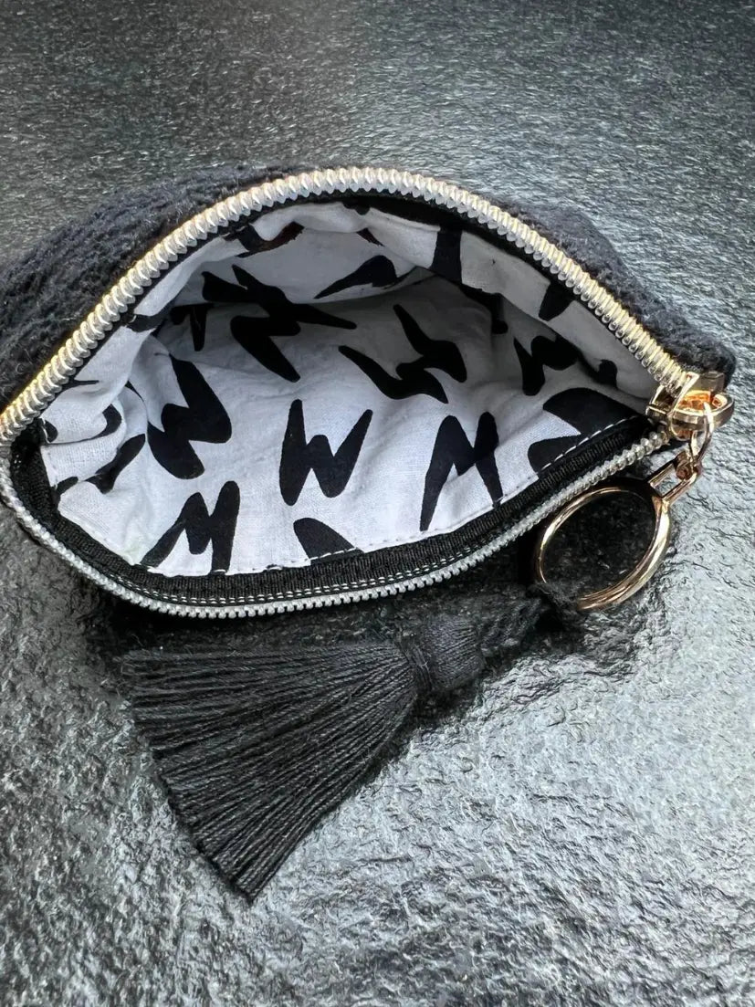 Svhwarzer Mini Geldbeutel mit schwarz weißem Futterprint und goldenen Details