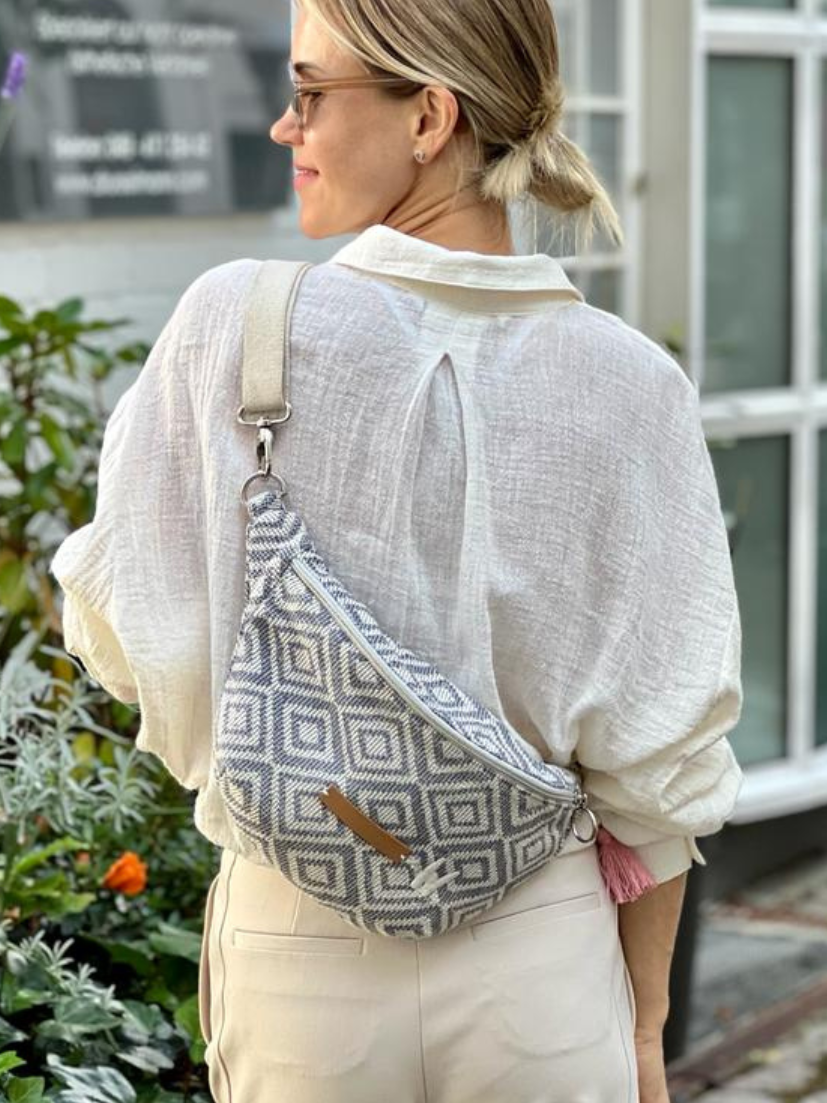 Boho Bum Bag in Graublau und Creme mit rosa Quaste