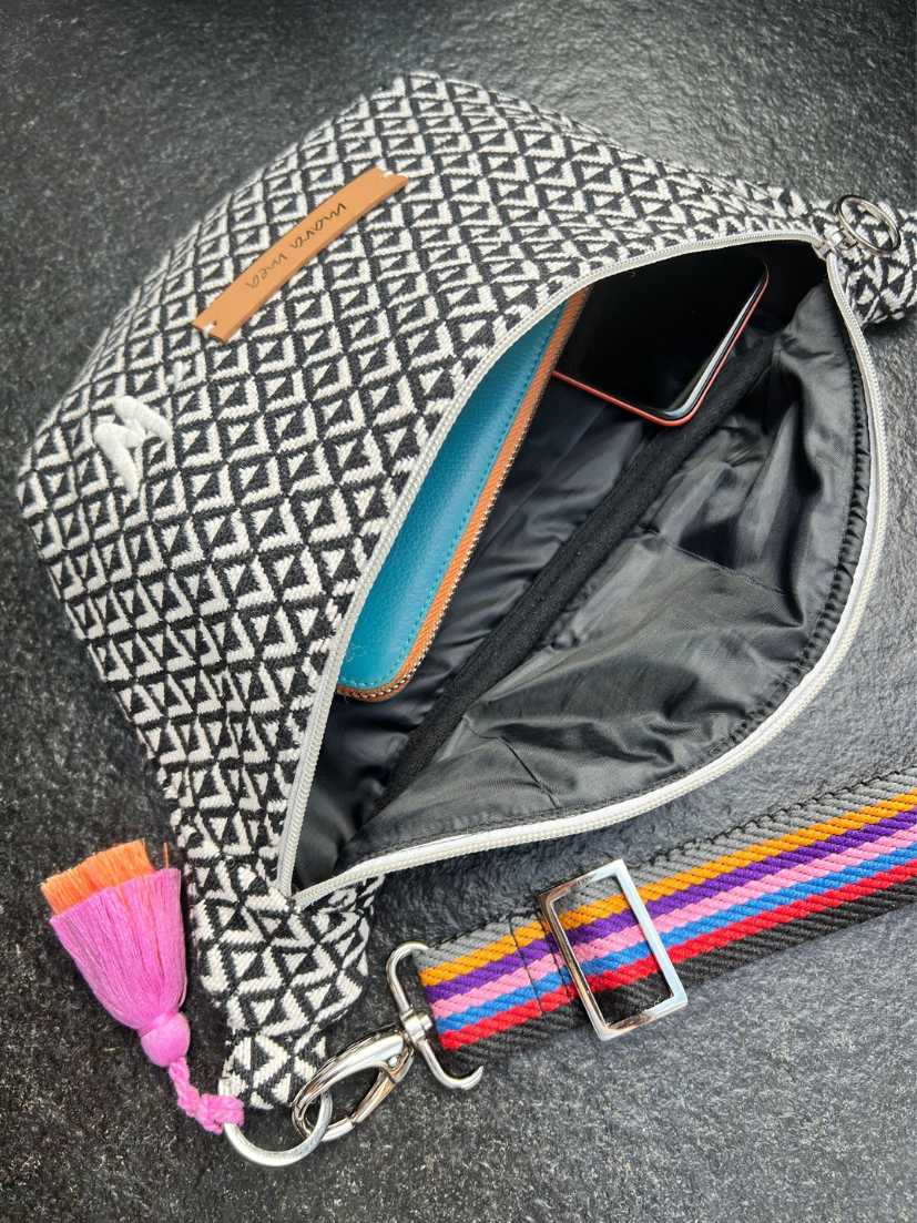 Bauchtasche in Schwarz und Weiß mit buntem Tragegurt und pinker Quaste