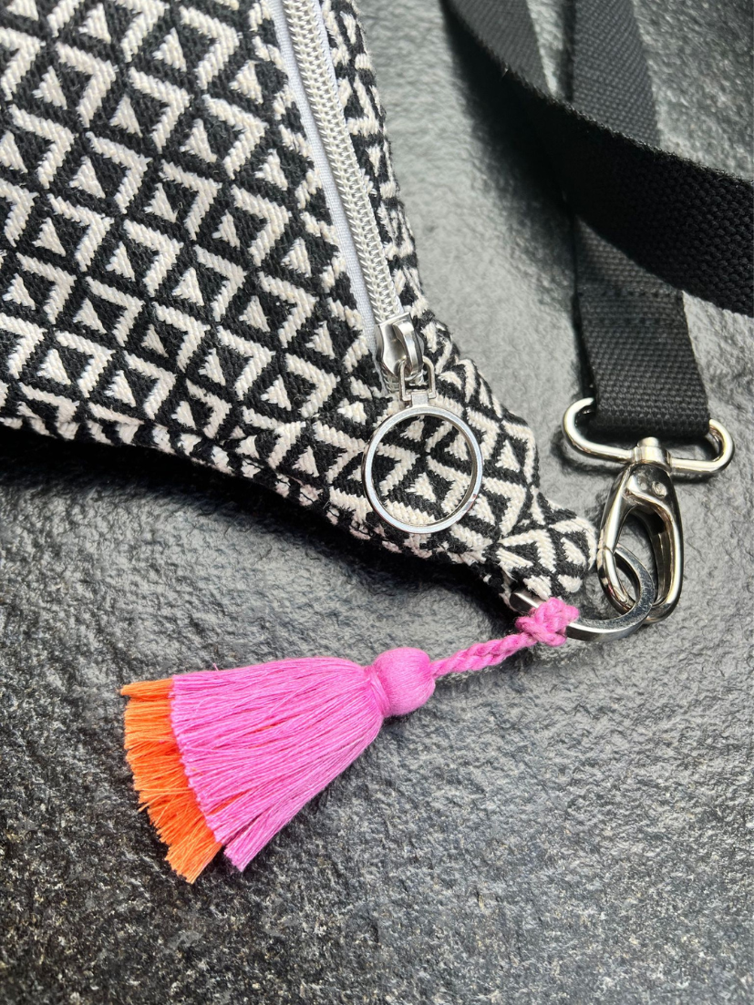 Bauchtasche in Schwarz Weiß von mara mea mit silbernem Reißverschluss und Karabinern