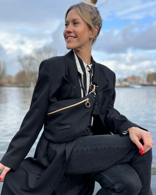 Schwarze Bumbag Midi mit goldenem Reißverschluss.