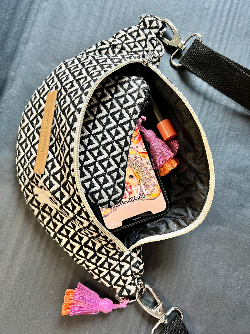 Geöffnete Ansicht der Mini-Bumbag mit schwarz-weiß geometrisch gemusterten Stoff.