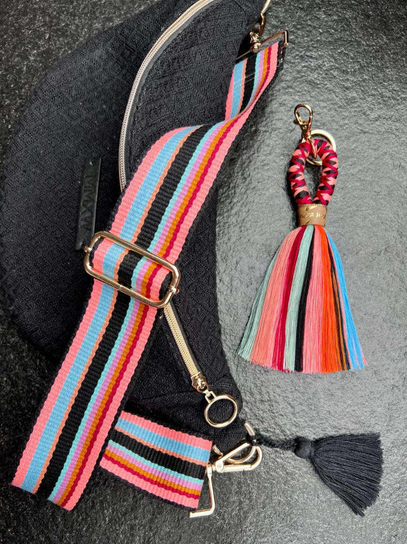Schwarze Bauchtasche mit bunt gestreiftem Taschentragegurt