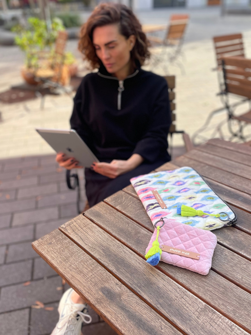 Tablet Tasche / Clutch never late Musterprint Bunt